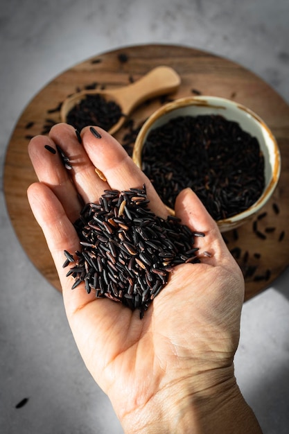 Arroz preto, também conhecido como arroz roxo ou arroz proibido.