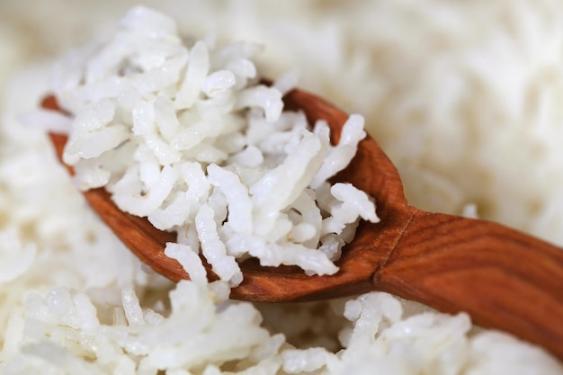 Arroz recién cocido con cuchara de madera