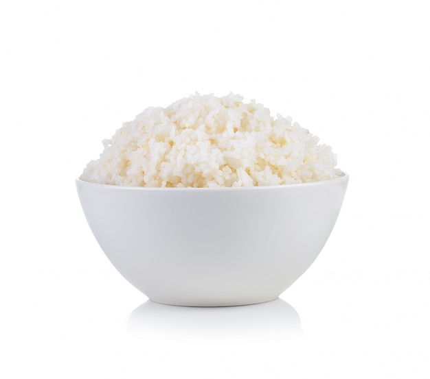 Arroz en un recipiente aislado en blanco