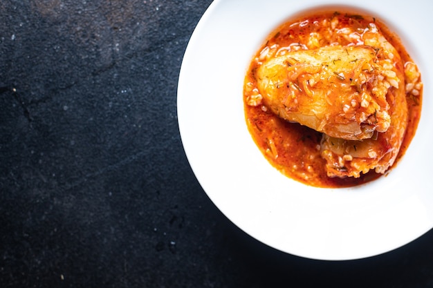 Arroz relleno de pimienta salsa de tomate vegetal verduras frescas en un plato sobre la mesa merienda