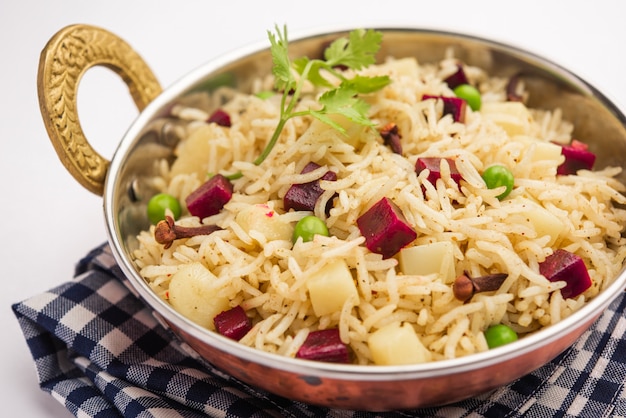 Arroz de remolacha o pulao o pulav servido en un cuenco o karahi, enfoque selectivo. comida india