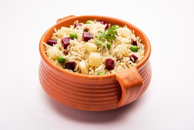 Arroz de remolacha o pulao o pulav servido en un cuenco o karahi, enfoque selectivo. comida india