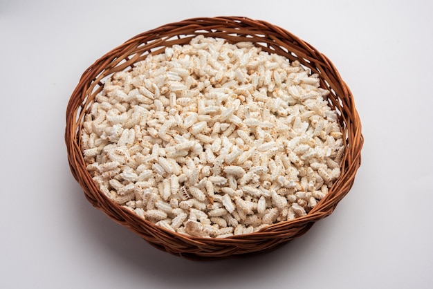 Foto arroz reventado o nel pori, también conocido como lahi inflado o karthigai pori
