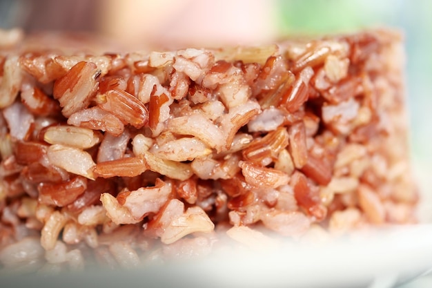 Arroz rojo cocido en un bol sobre arroz haradighi de mesa