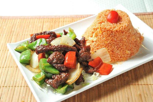 Arroz rojo de lomo de ternera francés servido en un plato aislado en la vista superior de la mesa de la comida