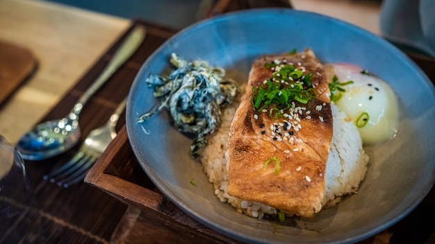 Arroz con salmón a la plancha y huevo pasado por agua