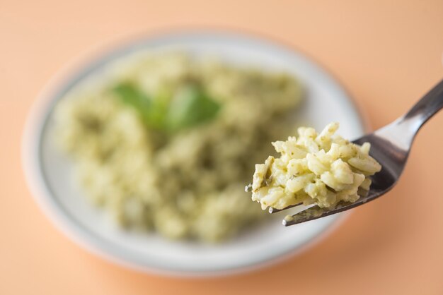 Arroz con salsa de pesto de albahaca