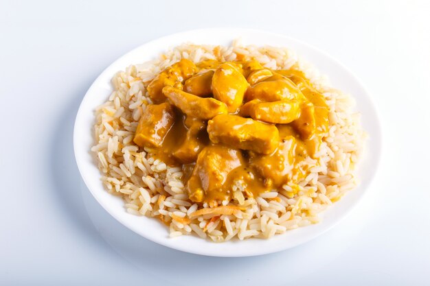 Arroz con salsa de pollo al curry con anacardo