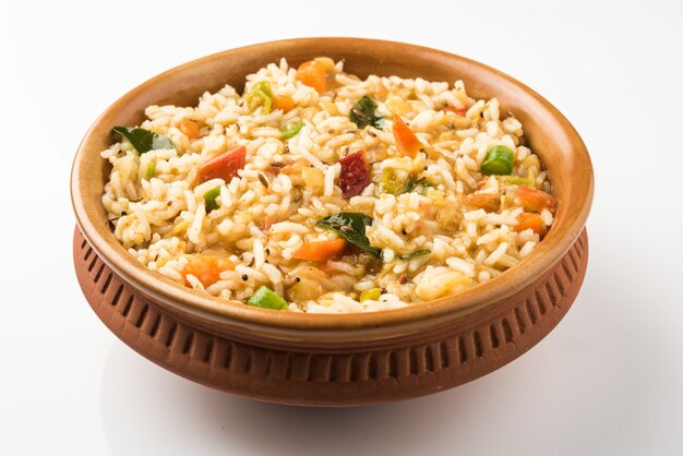 Arroz Sambar - Receta sabrosa y popular del sur de la India servida en un cuenco de cerámica o terracota, enfoque selectivo