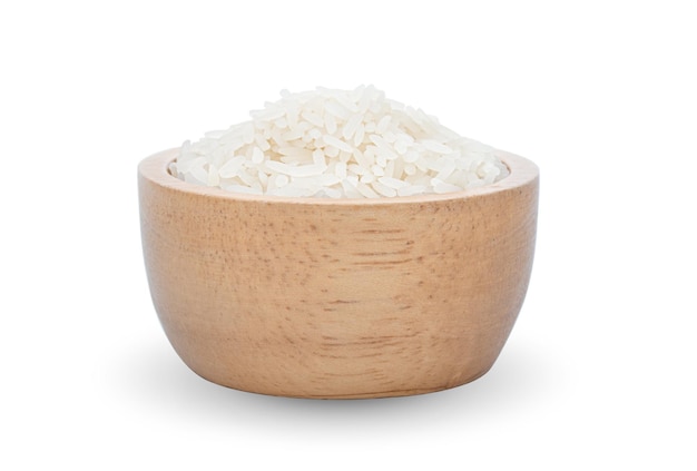 Arroz seco cru em tigela de madeira isolado no fundo branco