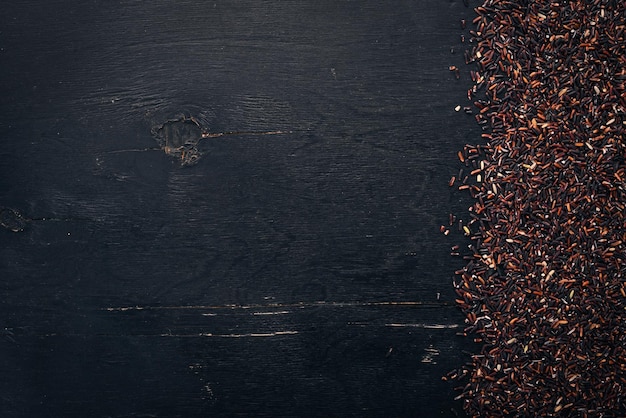 Arroz seco negro Sobre un fondo de madera Vista superior Espacio de copia