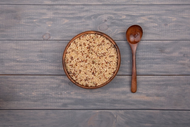 Foto arroz selvagem integral em uma placa de madeira sobre uma mesa de madeira. estilo rústico.