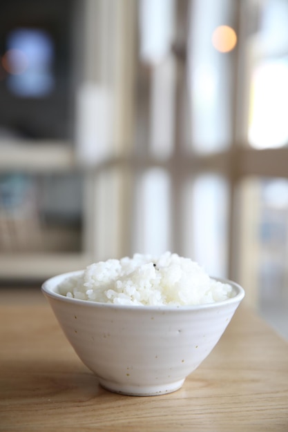 Arroz sobre fondo de madera