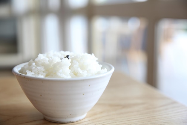 Arroz sobre fondo de madera