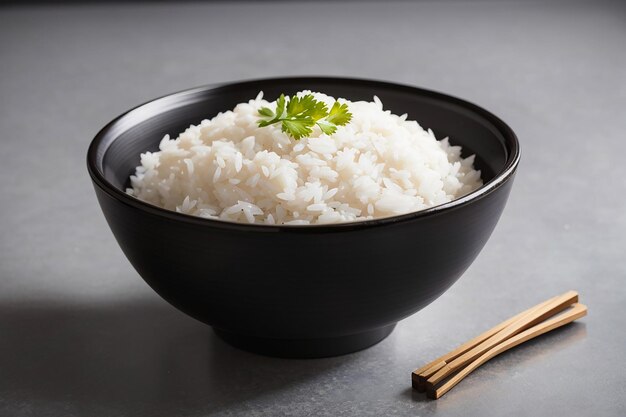 Arroz steamed branco em tigela redonda preta