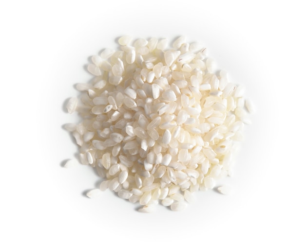 Arroz en superficie blanca