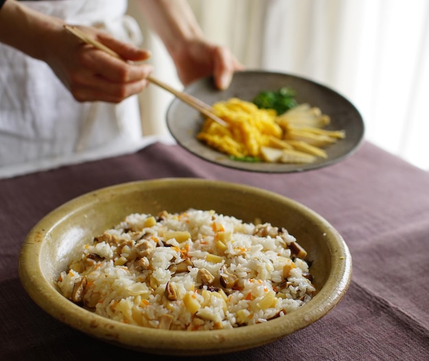 Arroz de sushi cubierto con brotes de bambú y huevos chirashi sushi plato japonés estilo de comida pepinillos wasyoku