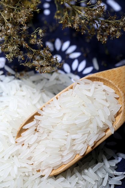 Foto arroz tai em uma tigela de madeira