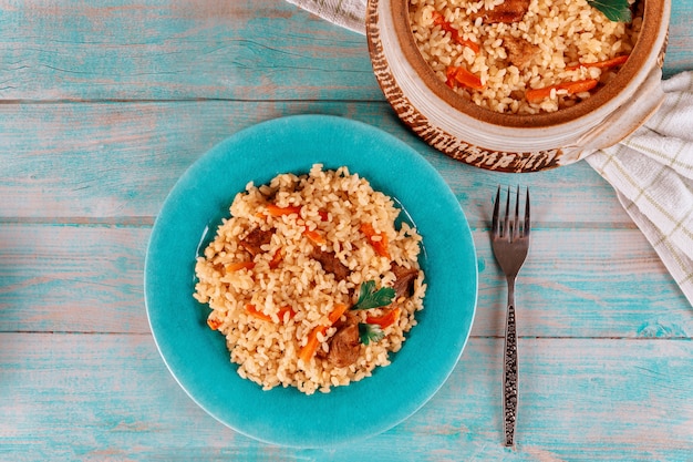 Arroz tailandés con carne y verduras en placa azul.