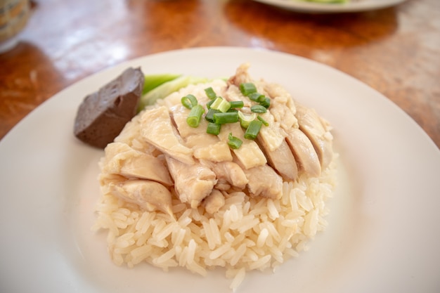 Arroz tailandés cocido al vapor con sopa de pollo o pollo con arroz Hainan