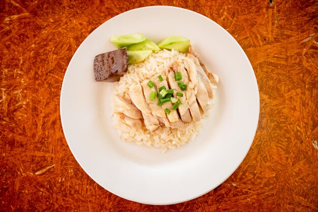 Arroz tailandês cozinhado com canja de galinha ou arroz de galinha hainanese