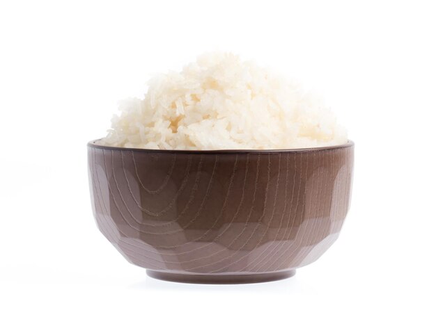 Arroz en un tazón aislado sobre fondo blanco.