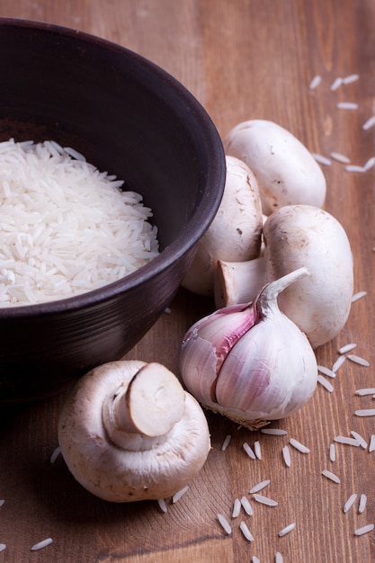 Arroz en un tazón con champiñones