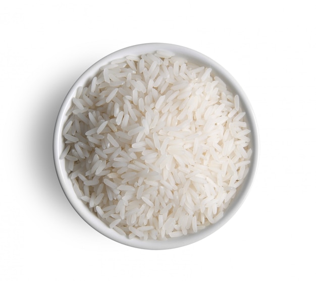 Arroz en un tazón en espacio en blanco