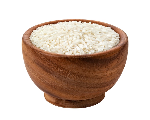 Arroz en un tazón de madera aislado en blanco