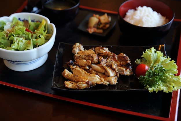 Arroz teriyaki de pollo a la parrilla sobre fondo de madera