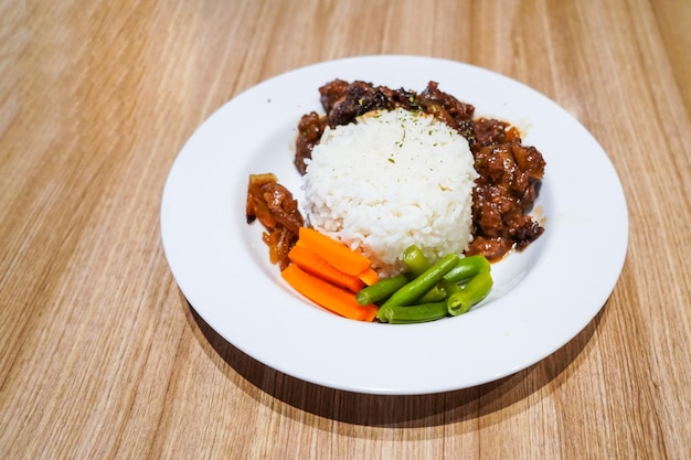 Arroz de ternera hervido con sanos y deliciosos trozos de judías verdes y zanahorias