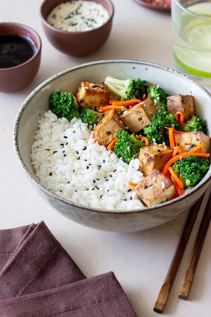 Arroz con tofu brócoli zanahorias y sésamo Bowl Alimentación saludable Comida vegetariana