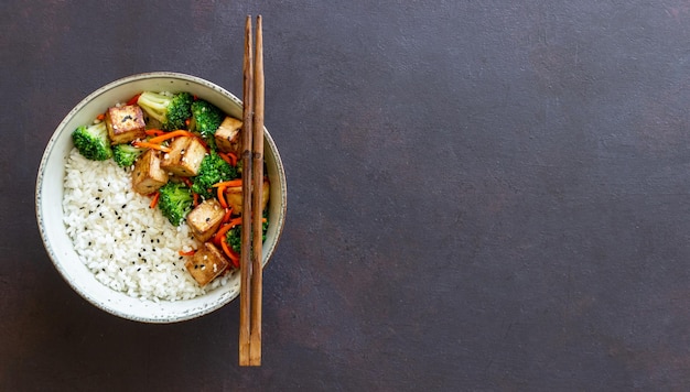 Arroz con tofu brócoli zanahorias y sésamo Bowl Alimentación saludable Comida vegetariana