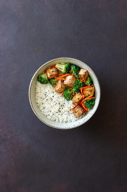 Arroz con tofu brócoli zanahorias y sésamo Bowl Alimentación saludable Comida vegetariana