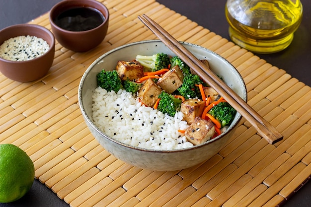 Arroz con tofu brócoli zanahorias y sésamo Bowl Alimentación saludable Comida vegetariana