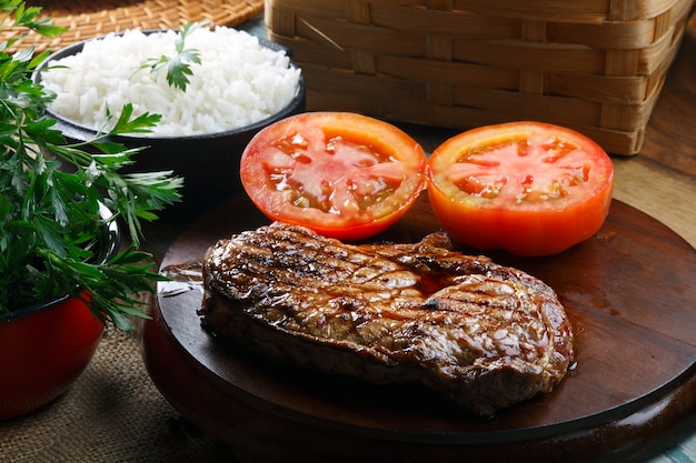 Arroz, tomate y bife