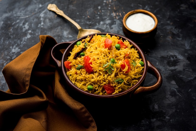 Arroz con tomate, también conocido como Tamatar Pilaf o pulav elaborado con arroz basmati, servido en un tazón. enfoque selectivo