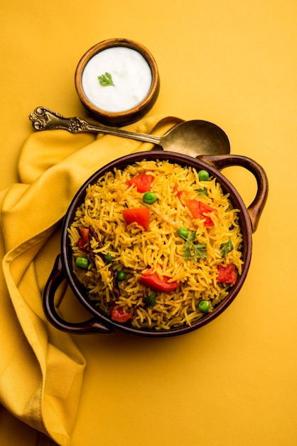 Arroz con tomate, también conocido como Tamatar Pilaf o pulav elaborado con arroz basmati, servido en un tazón. enfoque selectivo