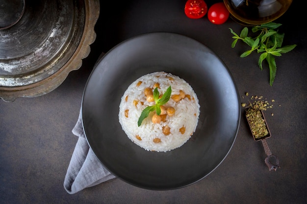 Arroz turco com grão de bico servido com nome turco Nohutlu pilav ou pilaf