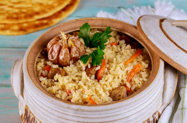 Arroz turco com legumes e carne.