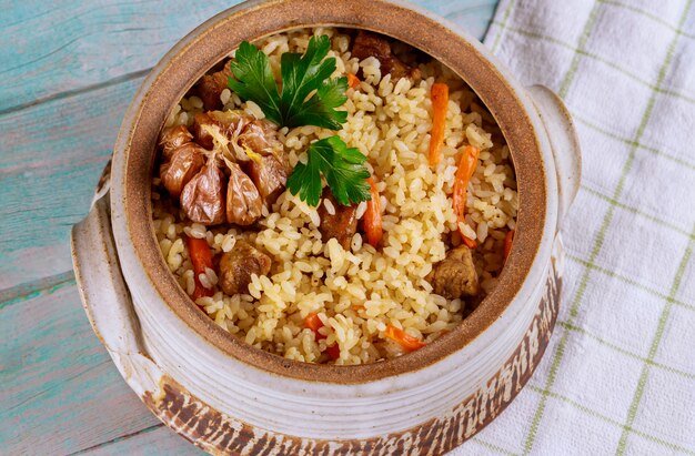 Arroz uzbeque com legumes e carne.