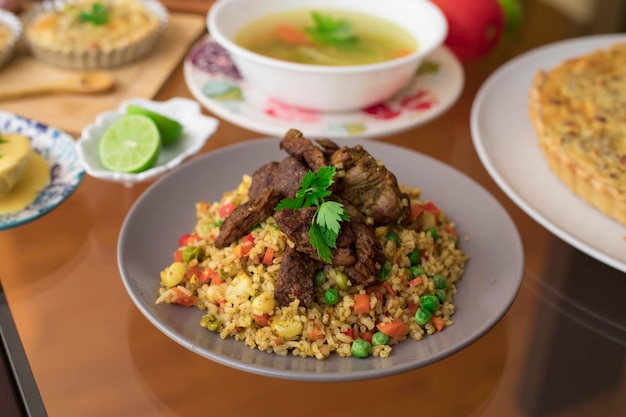 Arroz verde com carne peruana comida gourmet de restaurante caseiro