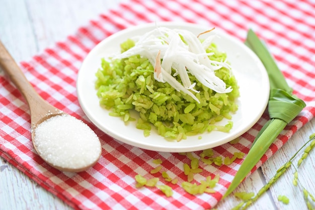 Arroz verde dulce con espigas de arroz hoja de pandan Postre tailandés arroz inmaduro machacado copos de arroz cereal con coco y azúcar Postre de comida o bocadillos Nombre de Khao Mao en Tailandia