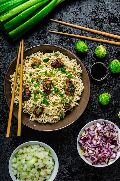 Arroz con verduras y carne en mesa de madera