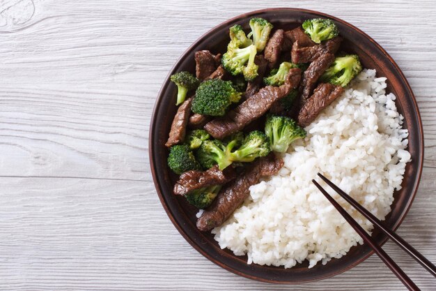 Foto arroz con verduras y carne de res