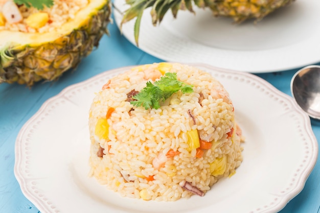 arroz con verduras en un plato