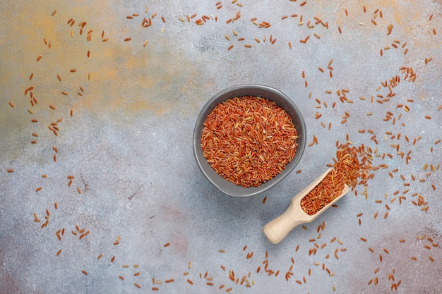 Arroz vermelho cru em uma tigela, vista superior