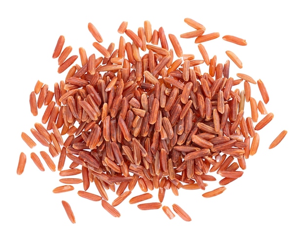 Arroz vermelho isolado no fundo branco Arroz integral cru de grãos inteiros Vista superior