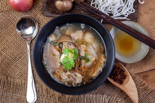 Foto arroz vietnamita jub, sopa de macarrão vietnamita, costelinha de porco sopa de macarrão de arroz