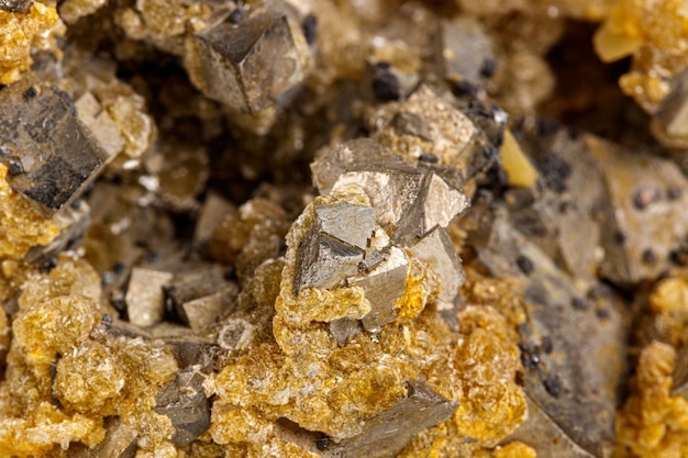 Arsenopirita mineral de pedra macro em um fundo branco